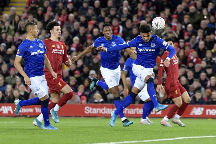 球星连续制造杀伤，把对手打崩（球星火力全开连番冲击，令对手崩盘）