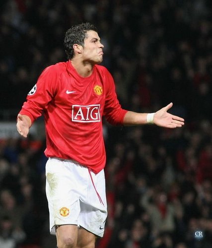 欧联比赛中一球员嘲讽对手鼻子形状，多名队友上前打抱不平（欧联赛场一球员嘲笑对手鼻型，数名队友挺身维护）