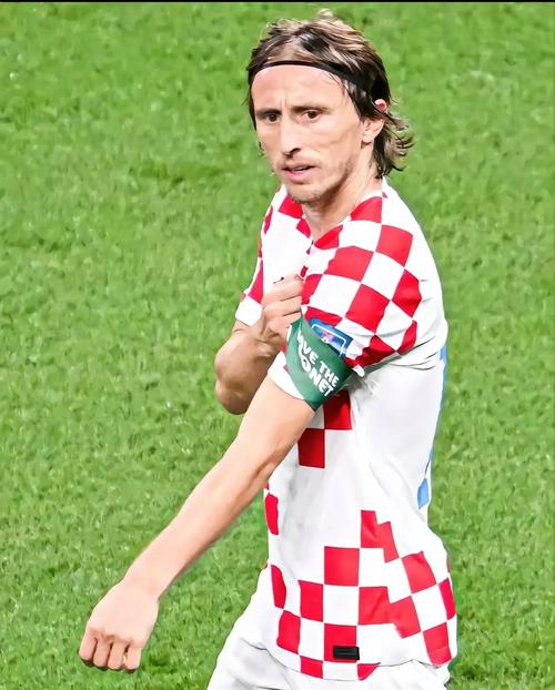 姆巴佩双响+库尔图瓦神扑！皇马客场群星闪耀，多名主力带伤出战（姆巴佩梅开二度，库尔图瓦高接低挡！皇马客场群星发光，多名主力带伤登场）