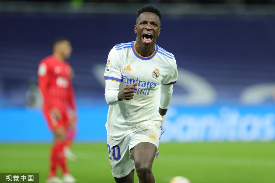 湖人浓眉哥篮下统治力助球队获胜（浓眉禁区制霸，助湖人取胜）