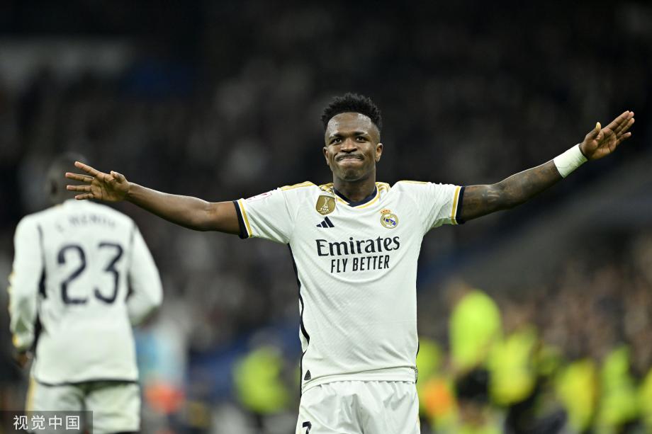 卡拉格想和多特球迷一起进入阿提哈德球场客队看台，但被拒绝（卡拉格试图与多特球迷一同进入阿提哈德客队看台，却被拒之门外）