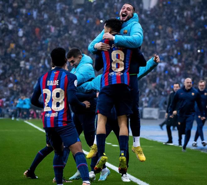 何宇鹏纪念捧杯： 一整季的重量都化为光芒，只为这一次触碰（何宇鹏捧起纪念杯：整季沉淀化作光辉，只为此刻的触碰）