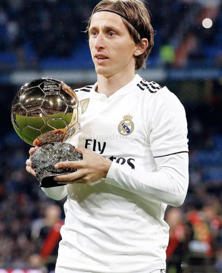 懂球帝2025年10月足坛MVP：姆巴佩蝉联！（懂球帝评选2025年10月足坛MVP：姆巴佩再度当选！）